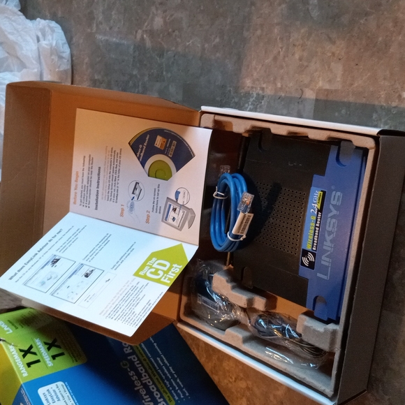 Linksys wireless-G Broadband router black and blue about 9 inches . - Picture 3 of 4